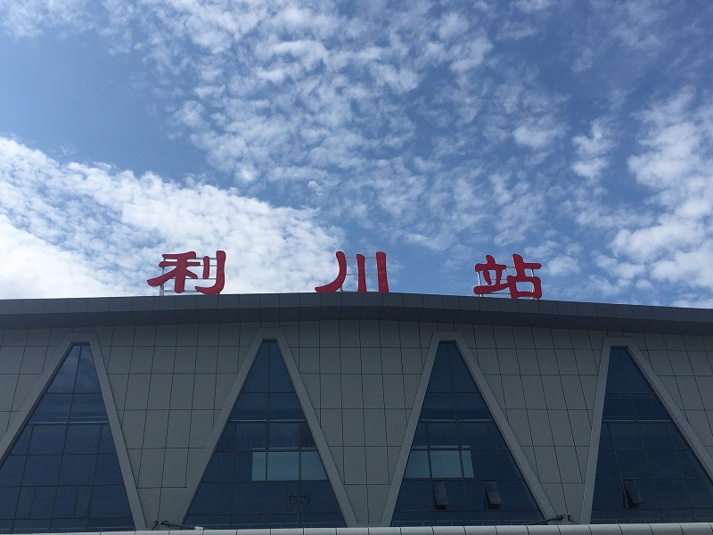 客運(yùn)車站進(jìn)、出站通道區(qū)有哪些靜態(tài)標(biāo)識？